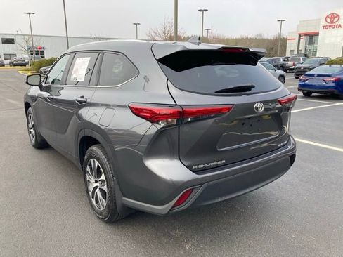 Used 2023 Toyota Highlander XLE image 3