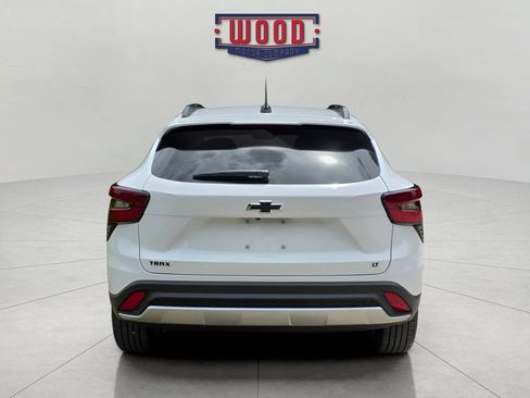 New 2026 Chevrolet Trax LT w/ LT Convenience Package FWD image 3