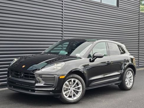 Used 2025 Porsche Macan image 1