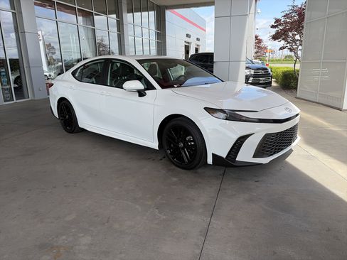 Certified 2025 Toyota Camry SE image 3