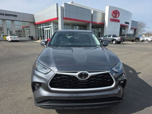 Used 2024 Toyota Highlander LE image 2