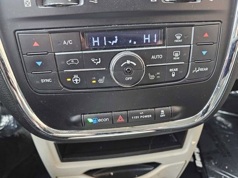 Used 2015 Chrysler Town & Country Touring-L w/ Driver Convenience Group image 19