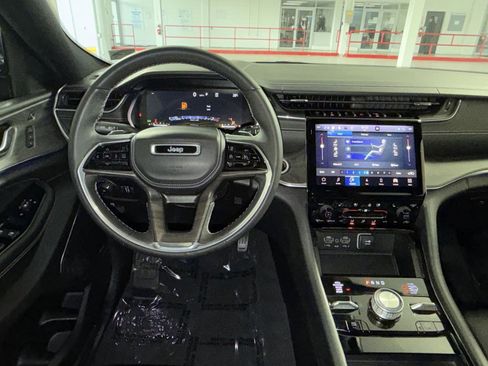 Used 2023 Jeep Grand Cherokee Overland w/ Luxury Tech Group IV image 16