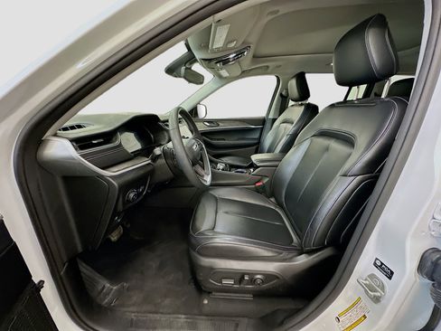 Used 2023 Jeep Grand Cherokee Limited image 13