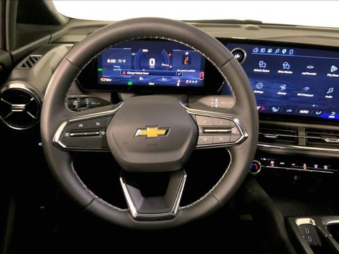Used 2026 Chevrolet Equinox EV LT w/ Comfort Package FWD image 5