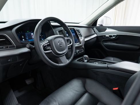 Used 2023 Volvo XC90 B5 Core w/ Protection Package Premier image 12