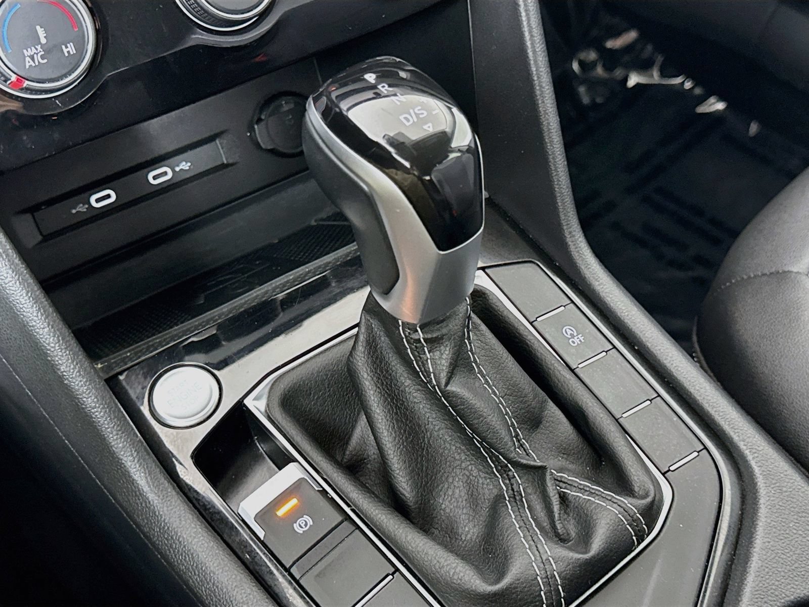 Certified 2023 Volkswagen Taos SE FWD image 18
