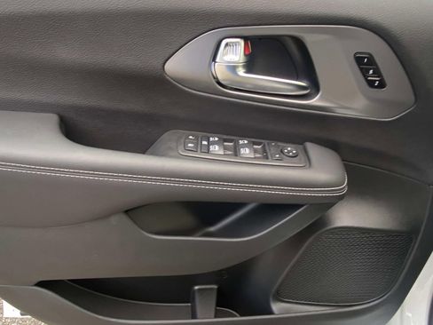 New 2026 Chrysler Pacifica Select image 16