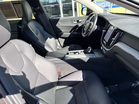 Used 2025 Volvo XC60 B5 Plus image 34