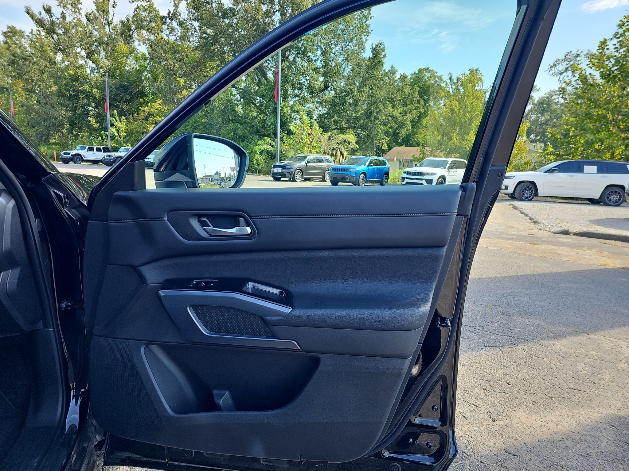 Used 2024 Nissan Pathfinder SL w/ Cargo Package FWD image 21