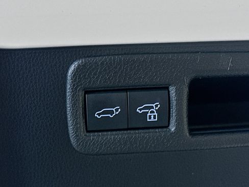 Used 2021 Toyota Venza LE image 30