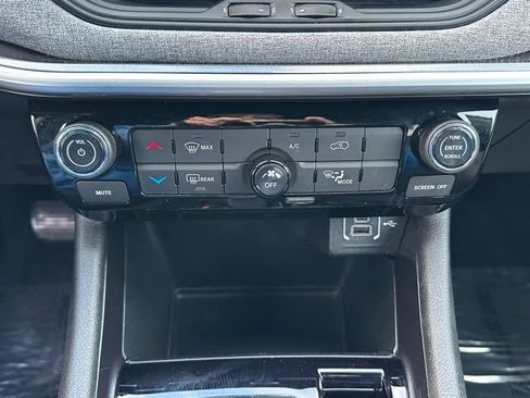 Used 2025 Jeep Compass Latitude image 37