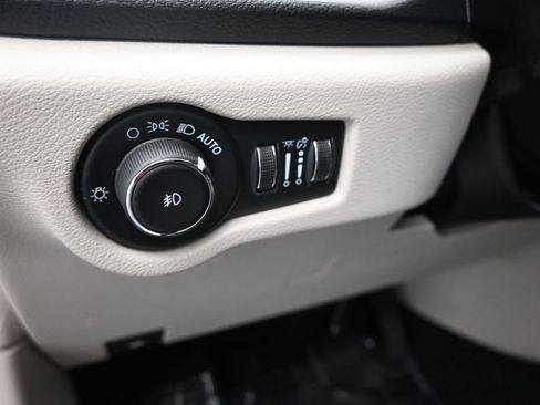 Used 2024 Chrysler Pacifica Limited FWD image 22