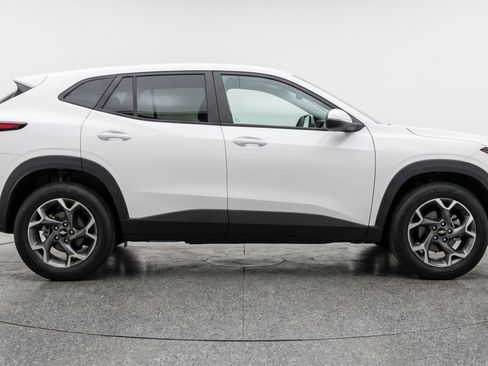 Used 2025 Chevrolet Trax LT w/ LT Convenience Package FWD image 11