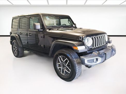 Used 2025 Jeep Wrangler Unlimited Sahara AWD/4WD image 3