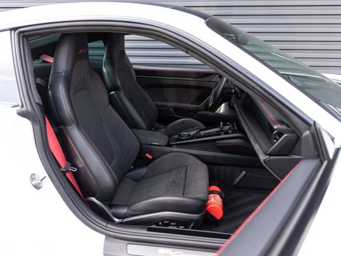 Certified 2025 Porsche 911 Carrera GTS RWD image 31