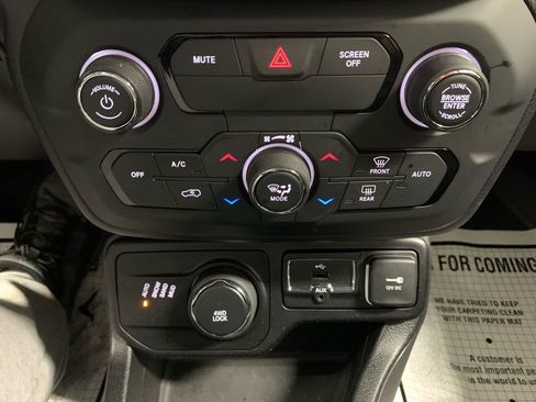 Used 2018 Jeep Renegade Latitude image 40