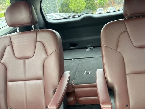 Used 2023 Kia Telluride EX w/ EX Captain's Chair Package image 10