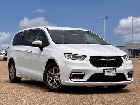 Used 2023 Chrysler Pacifica Touring-L FWD image 2