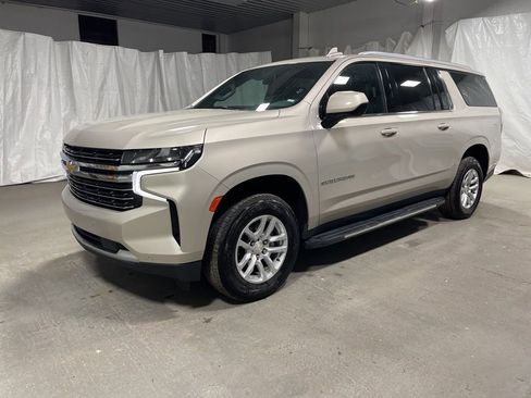 Used 2023 Chevrolet Suburban LT image 3