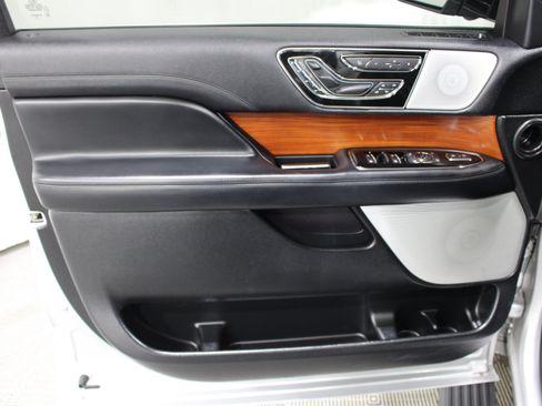 Used 2019 Lincoln Navigator L Reserve w/ Cargo Package AWD/4WD image 5