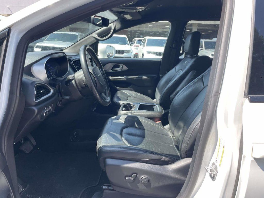 Used 2020 Chrysler Pacifica Touring-L Plus w/ S Appearance Package FWD image 21