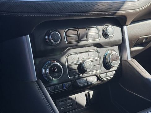 Used 2021 GMC Yukon XL SLT w/ SLT Premium Package image 28