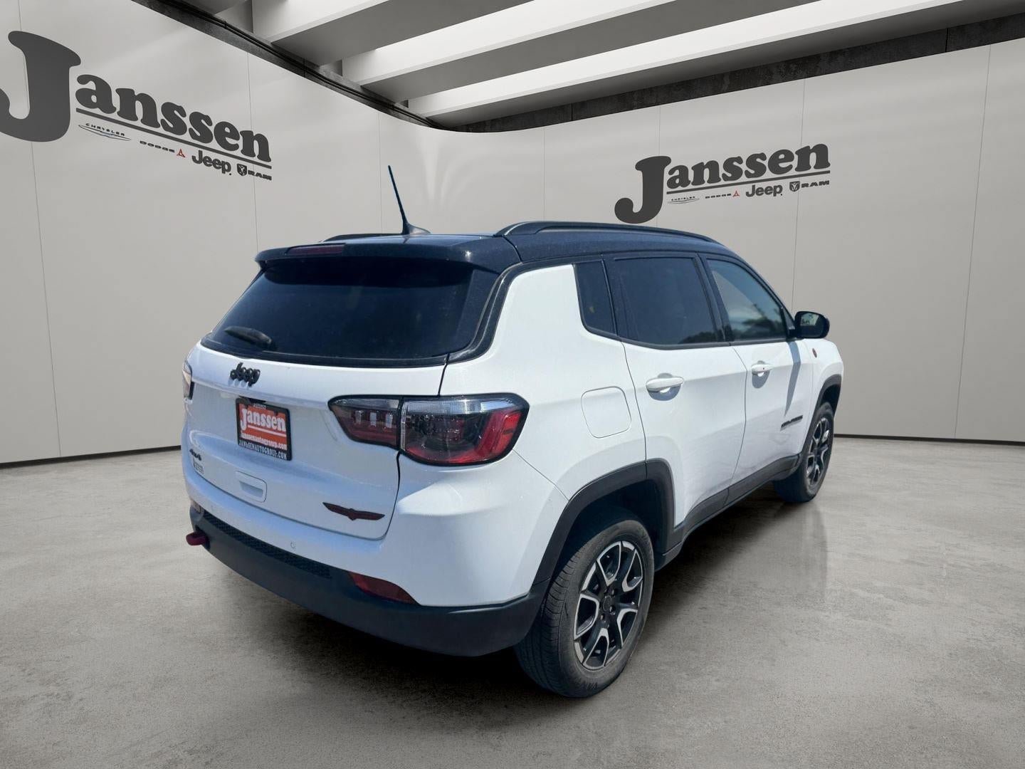 Used 2025 Jeep Compass Trailhawk AWD/4WD image 4