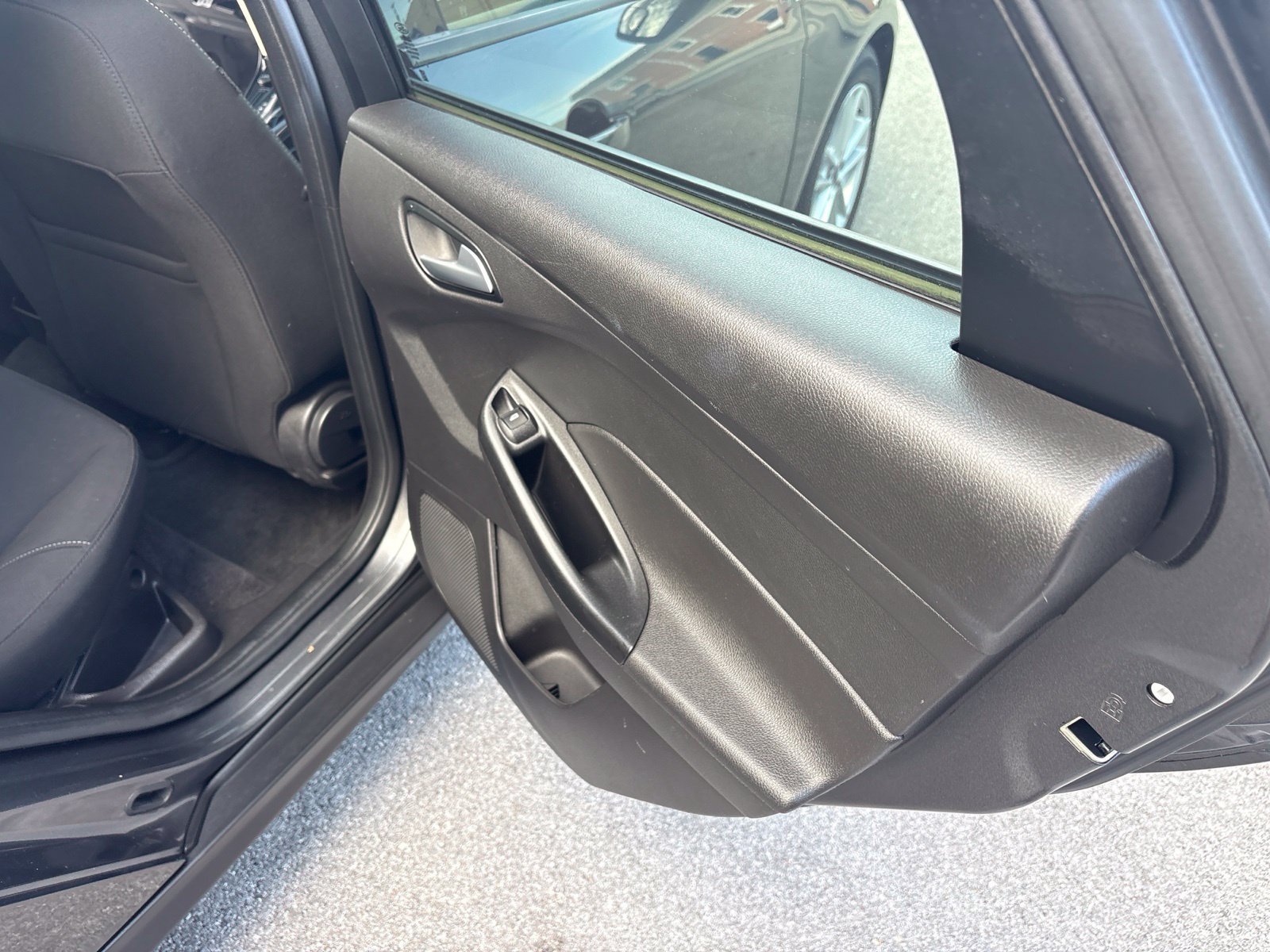 Used 2018 Ford Focus SE FWD image 16