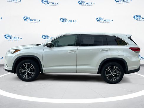 Used 2018 Toyota Highlander LE image 2