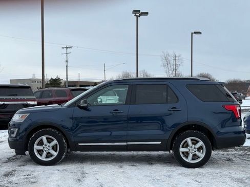 Used 2017 Ford Explorer XLT image 38
