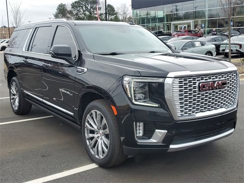 Used 2021 GMC Yukon XL Denali w/ Denali Premium Package image 3