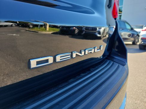 Used 2021 GMC Yukon Denali w/ Denali Premium Package image 8