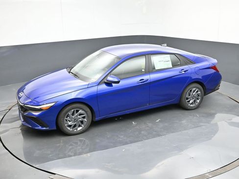 New 2024 Hyundai Elantra Blue image 18