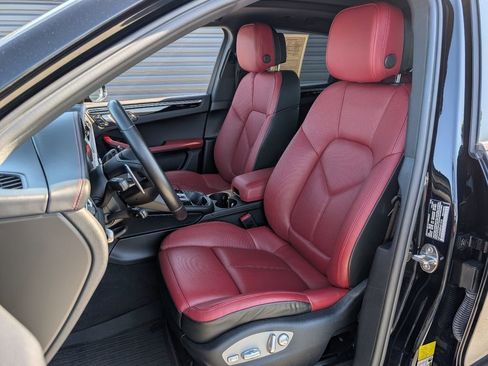 Used 2023 Porsche Macan image 5