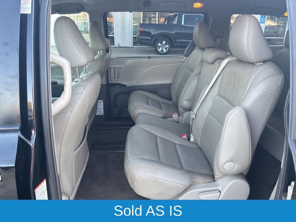 Used 2015 Toyota Sienna XLE w/ XLE Navigation Package FWD image 27