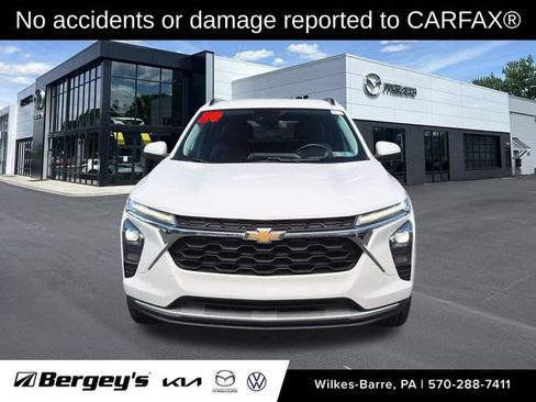 Used 2024 Chevrolet Trax LT w/ LT Convenience Package FWD image 2
