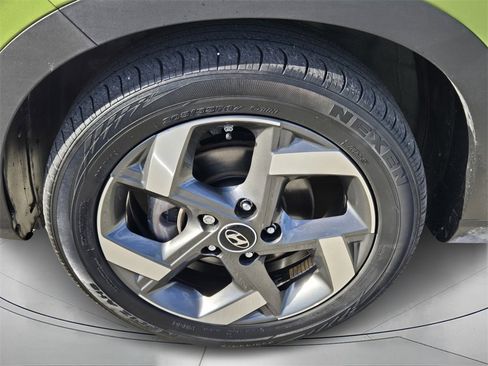 Used 2023 Hyundai Venue SEL image 9