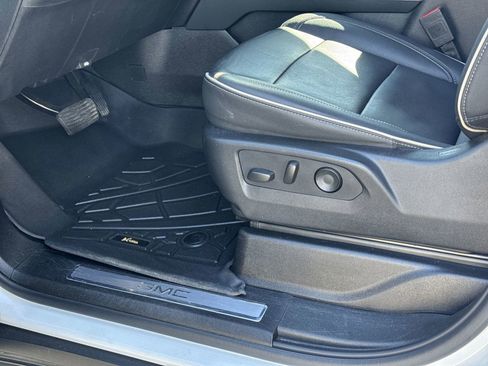 Used 2024 GMC Yukon SLT w/ SLT Premium Package image 17