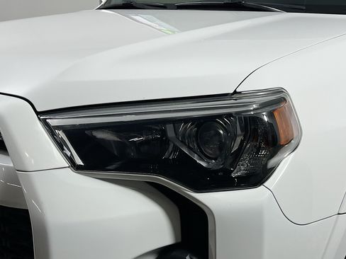 Used 2020 Toyota 4Runner SR5 AWD/4WD image 12