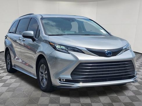 Used 2022 Toyota Sienna XLE FWD image 3