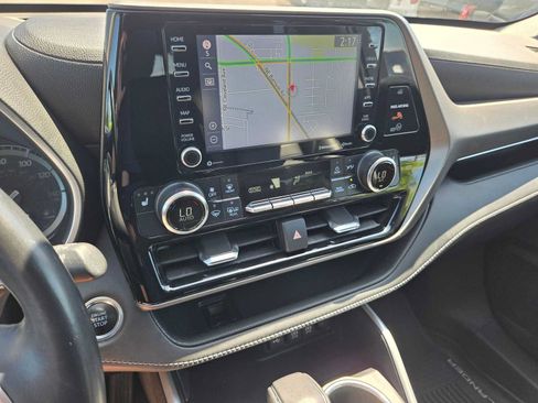 Used 2020 Toyota Highlander XLE AWD/4WD image 30