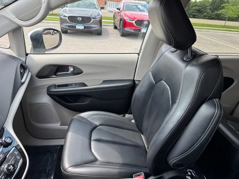 Used 2023 Chrysler Pacifica Touring-L FWD image 17