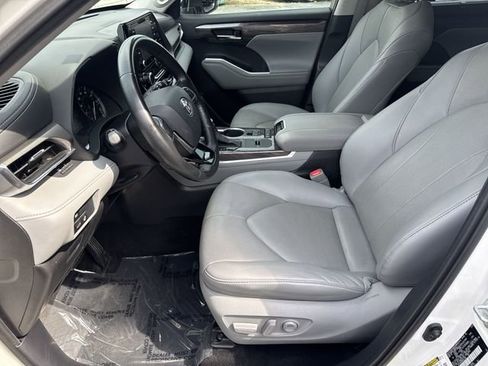 Used 2021 Toyota Highlander Limited FWD image 16