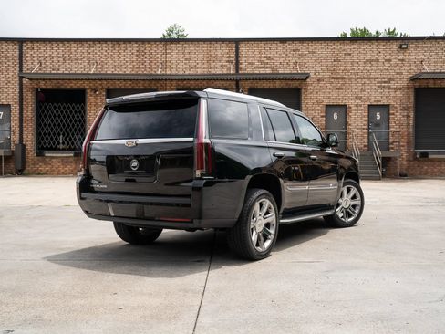 Used 2017 Cadillac Escalade Luxury RWD image 2