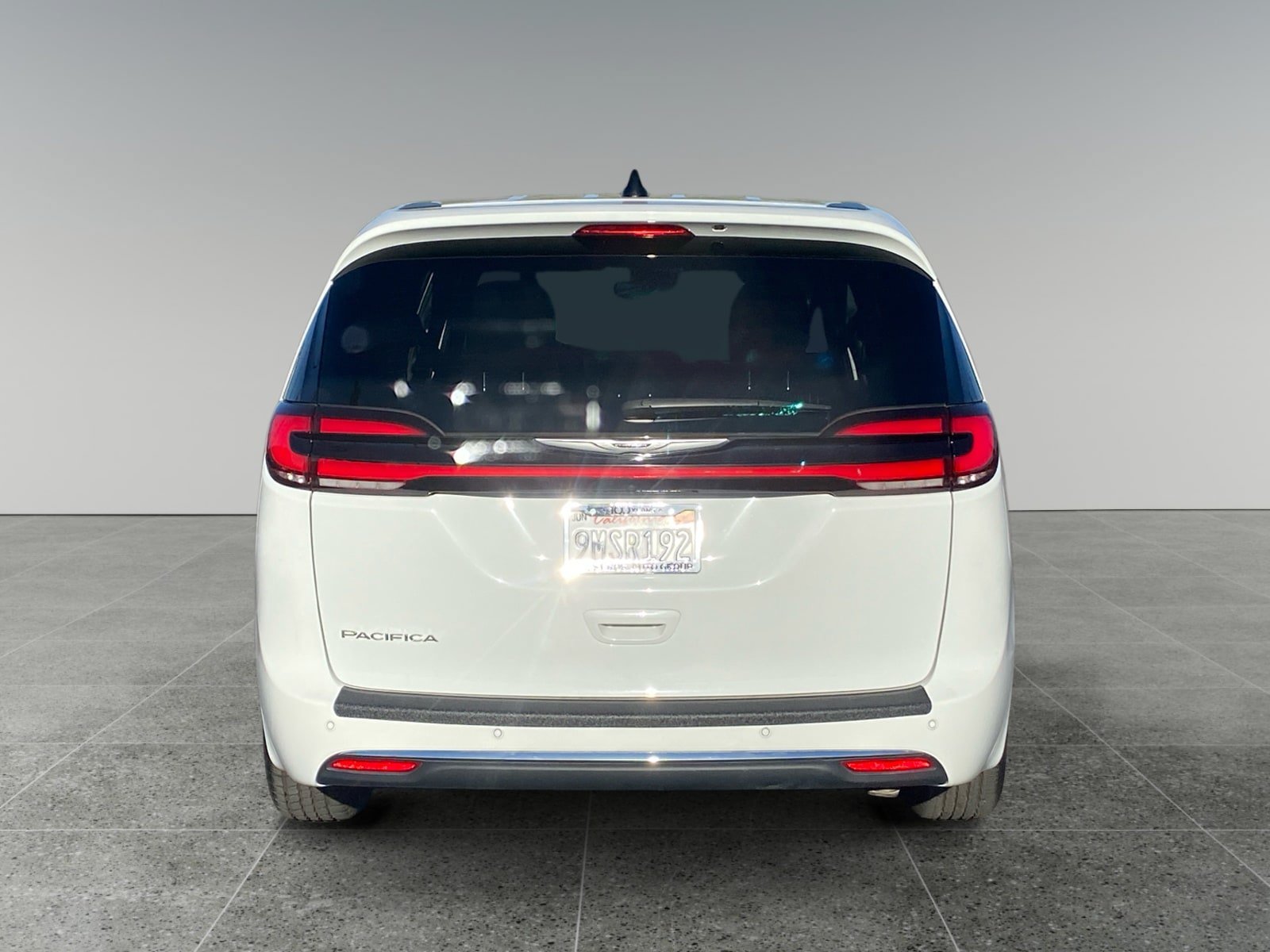 Used 2024 Chrysler Pacifica Touring FWD image 4
