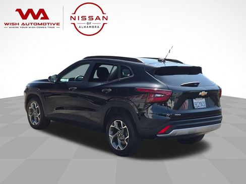 Used 2025 Chevrolet Trax LT FWD image 7