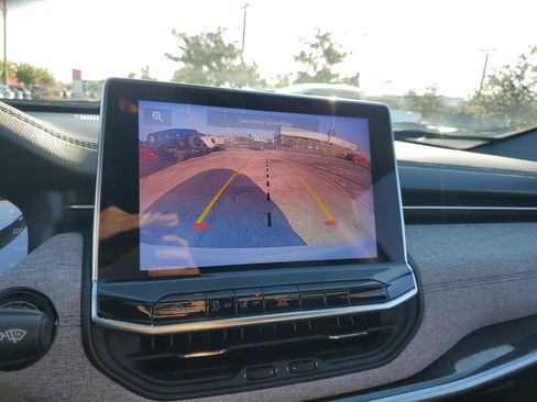 Used 2023 Jeep Compass Latitude image 21