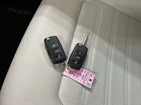 Used 2016 Volkswagen Jetta Sport FWD image 12