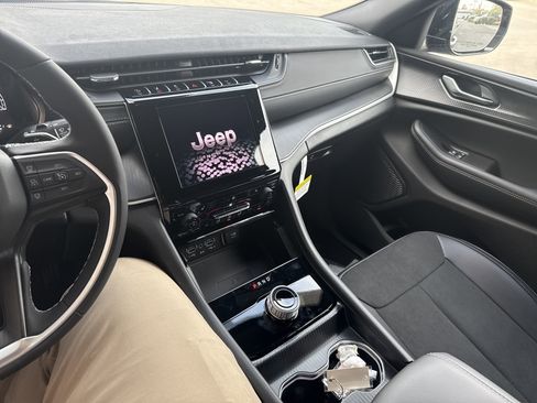 New 2025 Jeep Grand Cherokee Altitude image 22